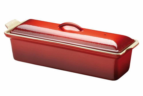 Die richtige Form Wenn Sie doch einmal selbst Hand anlegen und Ihre eigene Pastete oder Terrine machen möchten – die Le-Creuset-Pastetenform aus emailliertem Gusseisen sorgt dafür, dass zumindest optisch schon einmal alles passt. Nicht günstig, aber bildschön, spülmaschinenfest und mit 30 Jahren Garantie ausgestattet – und natürlich auch für Aufläufe geeignet. Le-Creuset-Pastetenform um € 229,–. lecreuset.de