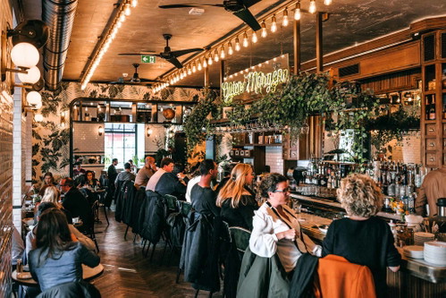 Die Nacht zum Morgen machen? Im »Benedict« in Wilmersdorf kann man zu jeder Uhrzeit frühstücken, nicht nur die namensgebenden Eggs Benedict, sondern die besten Frühstücke aus aller Welt. Dafür nehmen viele Besucher lange Wartezeiten in Kauf.