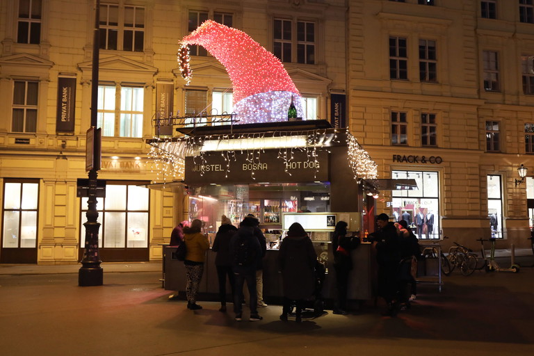 Zur Weihnachtszeit ziert eine Zipfelmütze den »Bitzinger«-Stand.