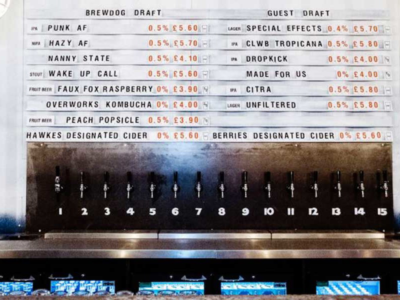 Im »BrewDog AF« gibt es 15 verschiedene alkoholfreie Biere vom Fass.