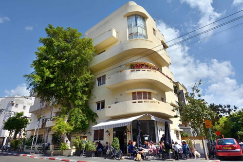 In keiner Stadt der Welt stehen so viele Bauhaus-Bauten wie in Tel Aviv. Hier ein typisches am ikonischen Dizengoff-Platz. Das Café »Nahat« ist für herrliche Nachspeisen und seinen köstlichen Kaffee bekannt.