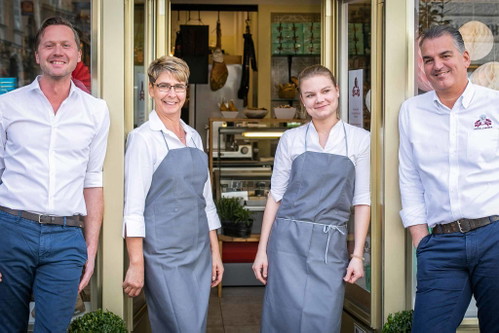 Wolfgang Steinmetz (l.) und Anton Jakob Gruber (r.) verwöhnen seit 2018 Feinschmecker in der Salzburger Dreifaltigkeits­gasse.
