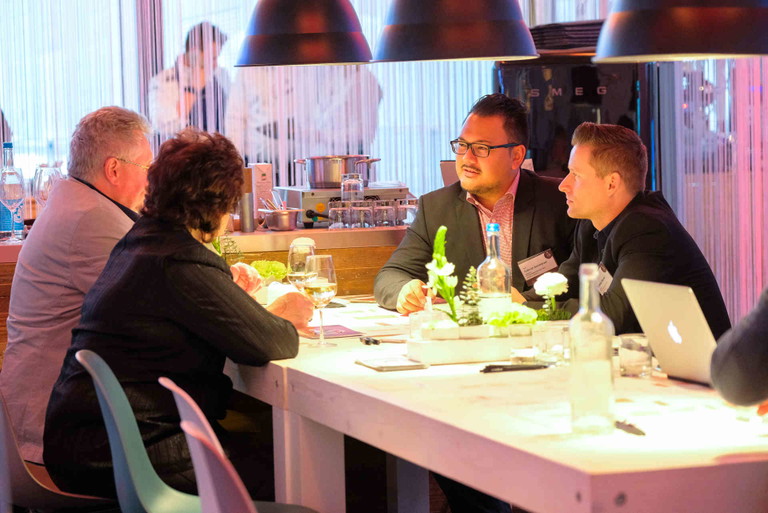 Fachlicher Austausch in professioneller Atmosphäre – der »Pitch &amp; Meet«-Bereich lädt zu Gesprächen und zum Networking ein.
