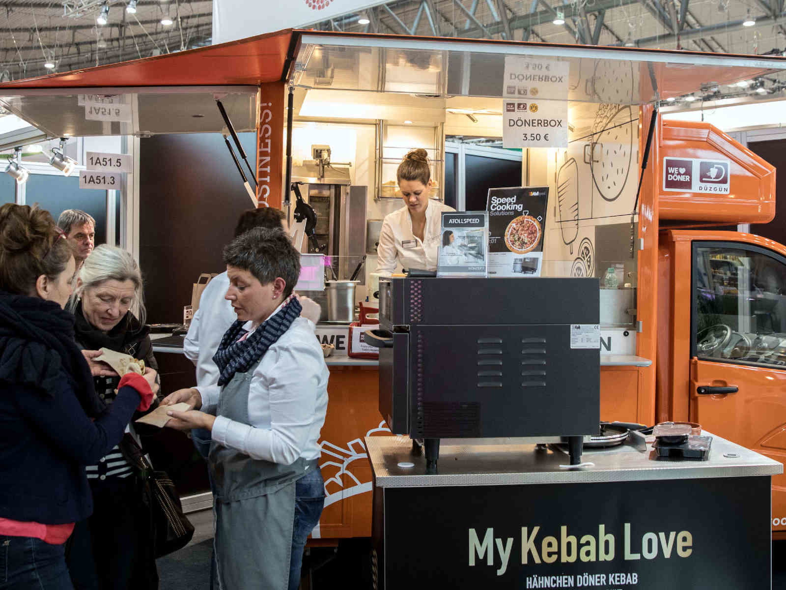 Probieren geht über Studieren: Im Food &amp; Concept Court können die Gründer ihre Konzepte und Produkte live vorführen und Interessierten anbieten.