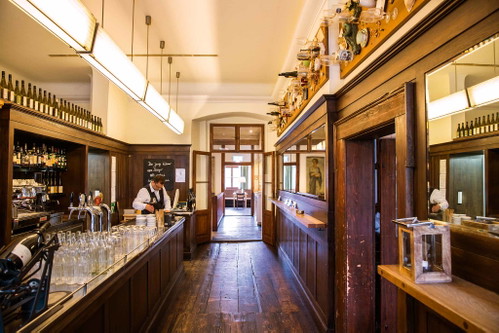 Im Restaurant »Pfarrwirt« in Wien-Heiligenstadt wird traditionelle Wiener Küche Seite an Seite mit den besten Weinen vom Roten Haus und Mayer am Pfarrplatz serviert.