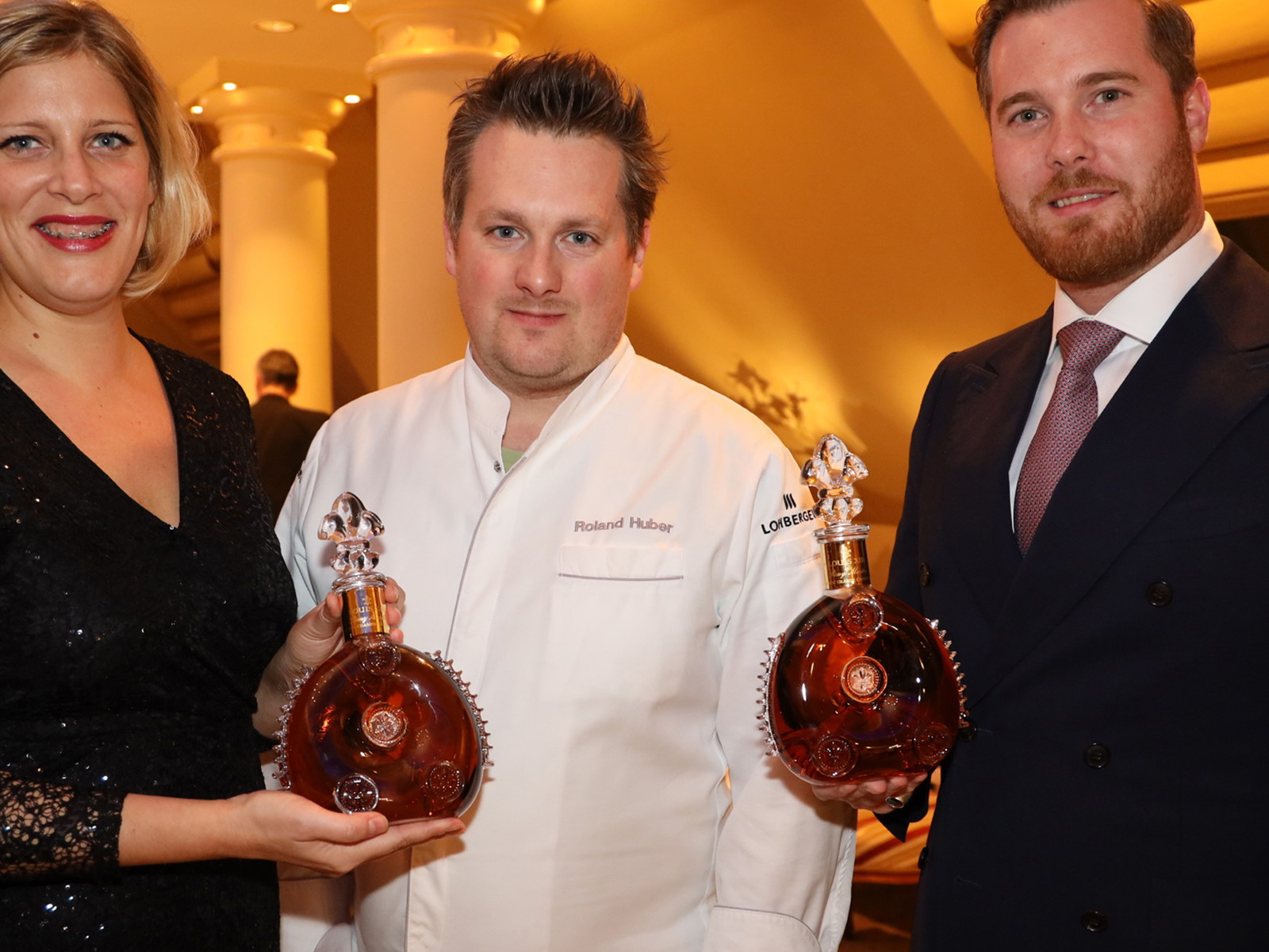 Roland Huber (M.) kochte im November 2019 im Rahmen der »Louis XIII Experience«. Im Bild mit Kati Stagl (Top Spirit) und Julian Tröger (Markenbotschafter).