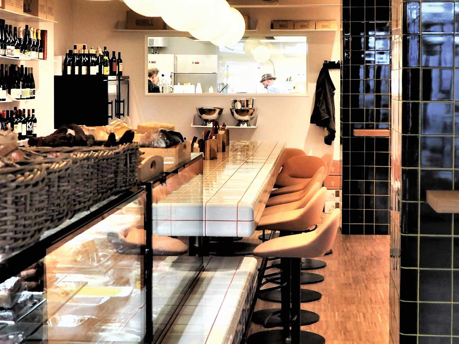 Im »Mayer &amp; Freunde« trifft ausgewählte Top-Ware aus aller Welt auf die Feinschmecker der Stadt. Im Bistro kocht Hausherr Alexander Mayer.