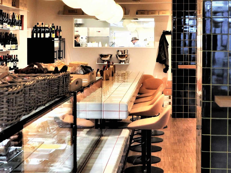 Im »Mayer &amp; Freunde« trifft ausgewählte Top-Ware aus aller Welt auf die Feinschmecker der Stadt. Im Bistro kocht Hausherr Alexander Mayer.