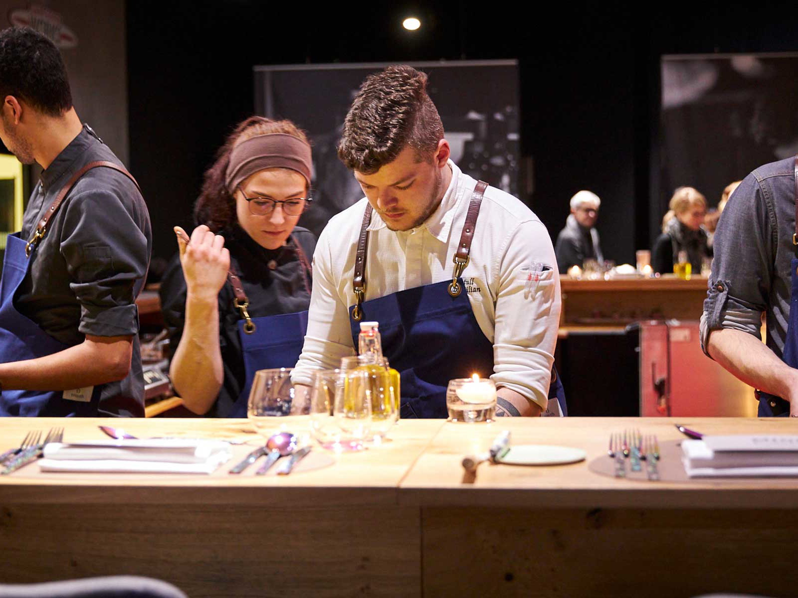 Vier Jungköche zeigen bei dem Pop-Up ihr Können.