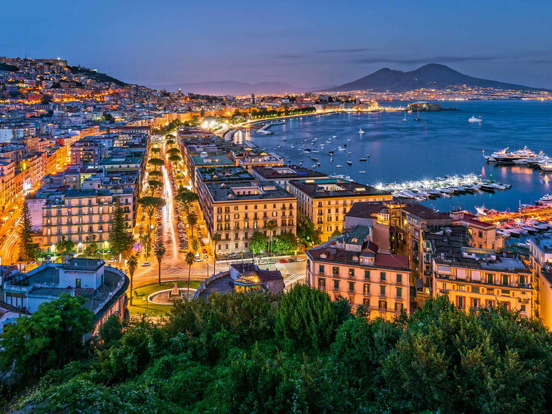 Von Mergellina und Posillipo, den noblen Vierteln im Westen, hat man einen spektakulären Blick über die Bucht hinüber zum Vesuv.