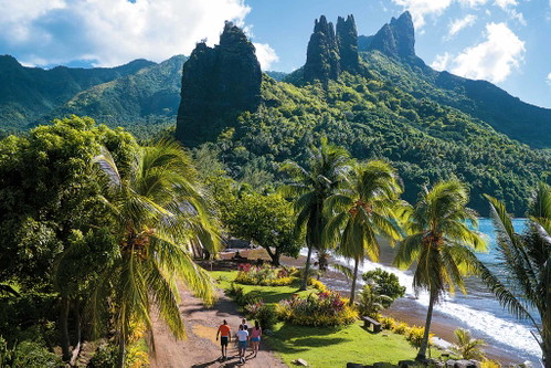 Die Riesenzinken auf Nuku Hiva sind Reste von Vulkanen. Die grün überwucherte Landschaft in den Weiten des Stillen Ozeans zog Schriftsteller wie Herman Melville und Jack London an.&nbsp;