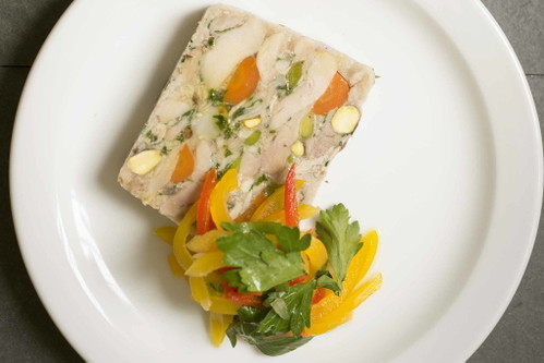 Sulz: Fleisch, Fisch oder Gemüse, das in Aspik eingegossen wird. Die vielleicht berühmteste französische Sulz ist der Jambon Persillé, Schinken in Weißwein-Petersil-Aspik.