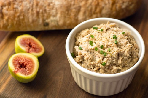 Rillettes: Fleisch, das im eigenen Fett langsam gegart, dann fein gezupft oder geschnitten und schließlich mit dem Kochfett gemischt wird. Eine feinere Form des Verhackerten.