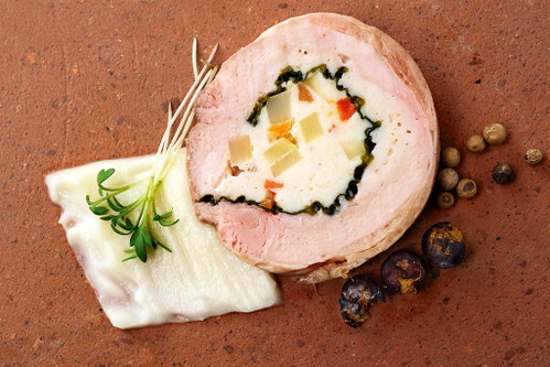 Galantine: Eine Art Rollpastete, bei der Fleisch, meist Geflügel, mit Farce bestrichen und dann eingerollt gegart wird.
