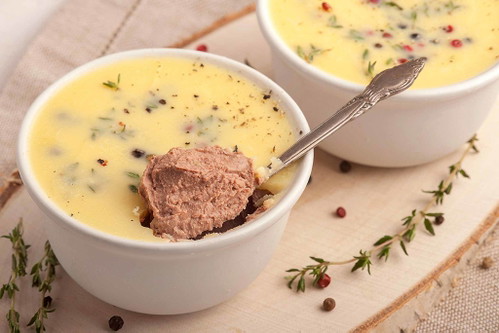 Mousse: Eine Terrine mit besonders cremiger Konsistenz, die mit Schlagobers und Gelatine gerührt wird.