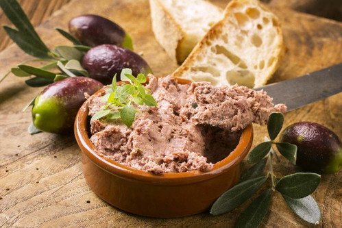 Parfait: Ähnlich dem Mousse eine Farce, die gesulzt oder mit Gelatine gebunden und oft für den besonderen Schmelz mit Eiweiß versetzt oder mit Butter gerührt wird.