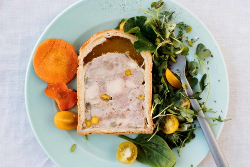 Pastete: Eine Farce aus Fleisch oder Innereien (Schwein, Wild, Rind etc.), Fett, Gewürzen, Gemüse, Nüssen oder Früchten, die in einem Teigmantel im Rohr gebacken wird. Im allgemeinen Sprachgebrauch werden im Deutschen allerdings auch gerne Terrinen oder Aufstriche als »Pastete« bezeichnet, zum Beispiel die Kalbsleberpastete.