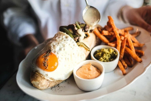 Was darf es zum Frühstück sein? Im »Benedict« kann es schon mal ein »Philly-Cheese-Steak-Sandwich« sein.