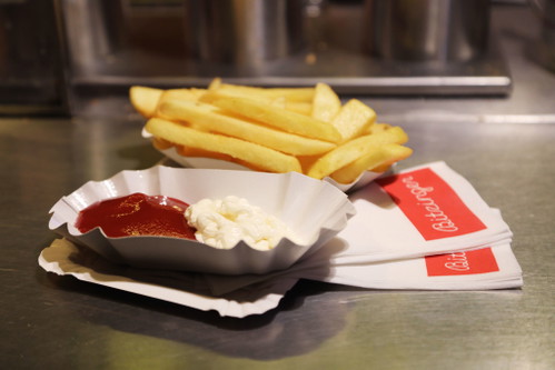 Pommes »rot-weiß-rot« beim »Bitzinger«.
