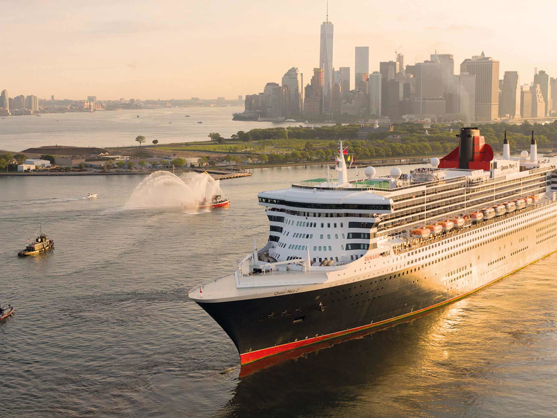 Majestätische Kulisse für ein royales Schiff: Die Queen Mary 2 der Reederei Cunard fährt als einziges Schiff noch linienmäßig zwischen Europa und den USA.