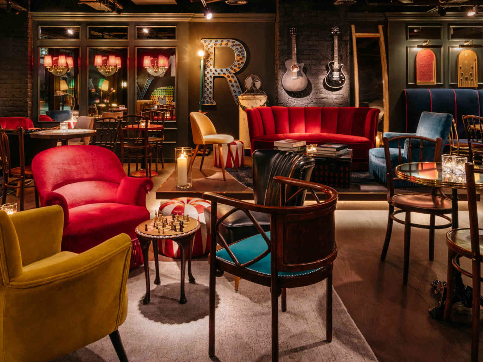 Inspiriert von bunten Jahrmärkten ist das Interieur von »Ruby Lucy«.