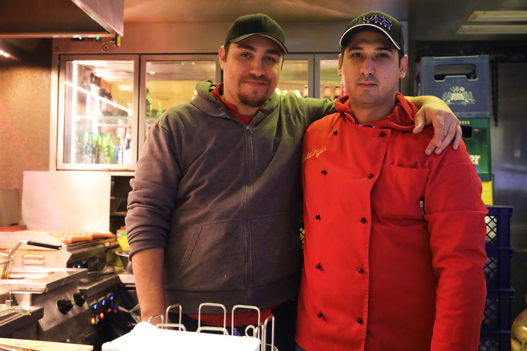 Der Verkäufer (l.) brät seit fünf Jahren am »Bitzinger«-Stand.