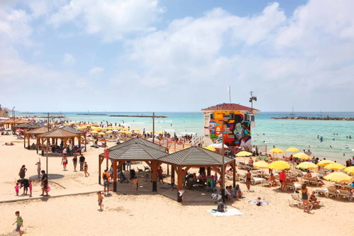 Am Frishman Beach kann man Kunst und Sport genießen.