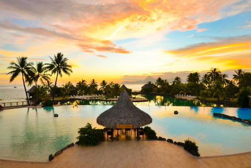 Baden im Infinity-Pool oder im Pazifik? Das sind Fragen, die man sich im Iuxuriösen »Inter­Con­ti­nental Tahiti« stellt.