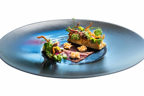 Teppanyaki vom Reh mit grünen Erdbeeren, Chili und Miso – Im »Golvet« lässt Küchenchef Björn Swanson Gourmetherzen höher schlagen.