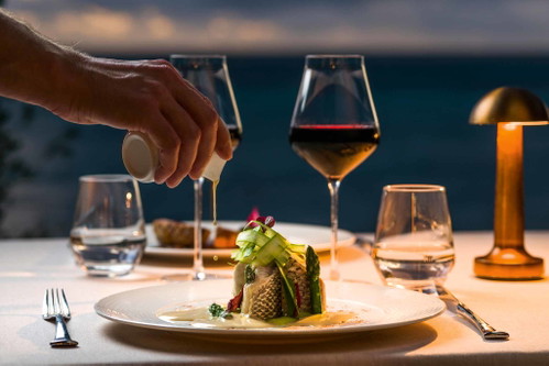 Im »The Brando« begleiten erstklassige Weine die Küche von Zwei-Sterne-Chef Guy Martin im Restaurant »Le Mutiniers«.