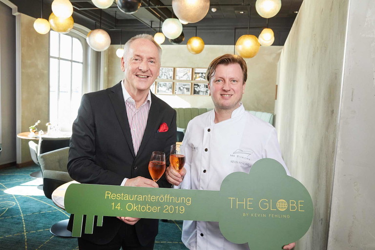 Der Stolz auf die Restauranteröffnung ist den Herren anzumerken: HL-Cruises-CEO Karl Pojer (l.) und Spitzenkoch Kevin Fehling.