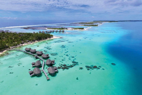 Weiße Traumstrände, unberührte Natur und Südsee-Feeling pur erlebt man auf dem Atoll Tikehau. Das »Tikehau Pearl Beach Resort« bietet dazu reizvollen Komfort.