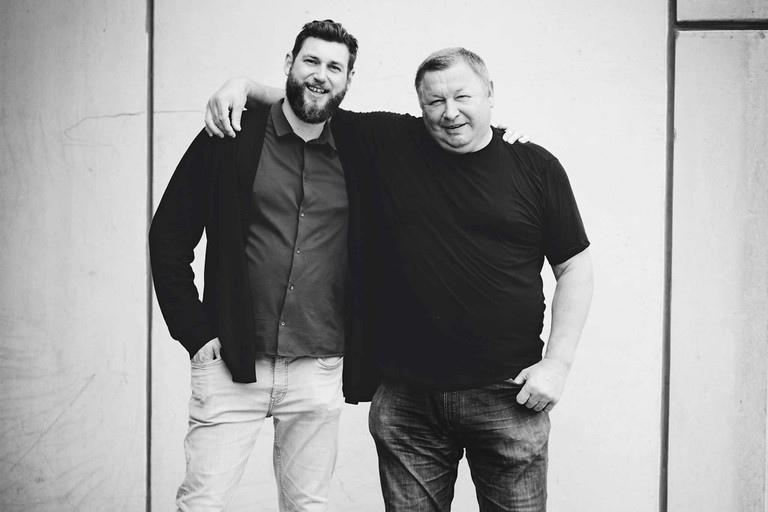 Mit einer sehr überschaubaren Anzahl an Weinen machten sich Hans Schwarz (r.) und sein Sohn Michael (l.) international einen Namen.