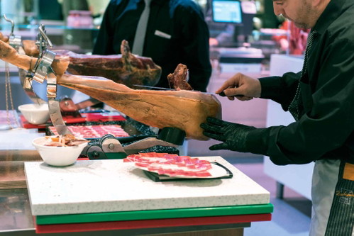 »Zurheide« ist in Düsseldorf für das riesige Sortiment bekannt, darunter etliche Feinkostprodukte.