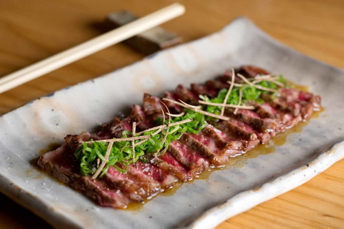 Wagyu Sirloin Tataki mit schwarzen Trüffeln.