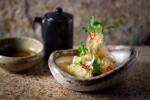 Frittierte Langusten mit roten Chili-Dashi und Zwiebeln.
