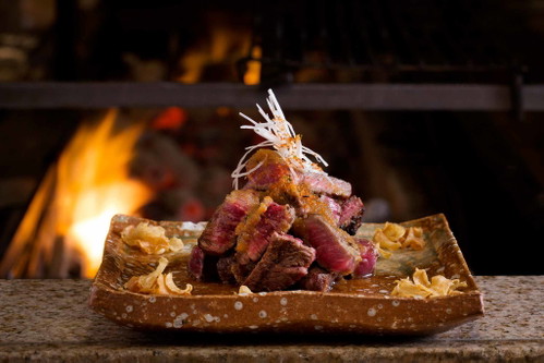 Rib-Eye mit Wafu-Sauce und Knoblauch-Chips.