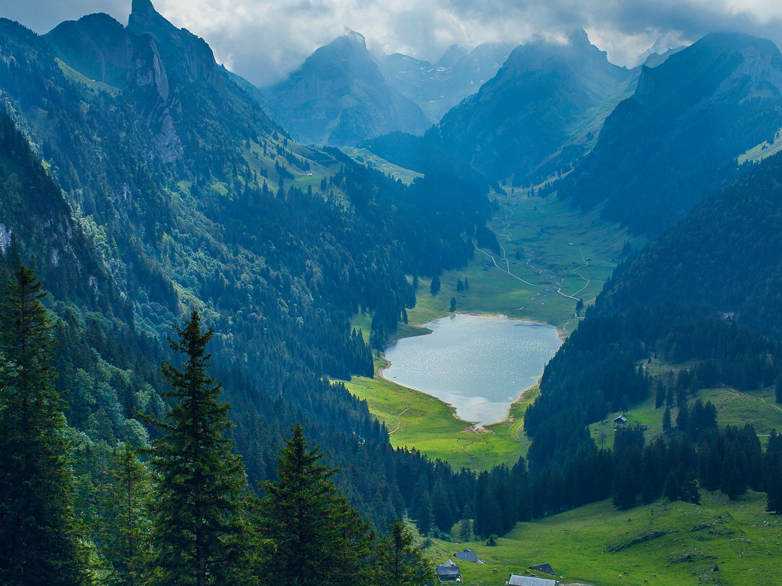 Der Alpstein im Appenzellerland ist die Heimat des «Säntis Malt», einem der bekanntesten Schweizer Whiskys, gebrannt von der Brauerei Locher.