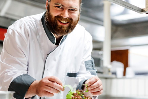 In der »Lechtaler Stube« verbindet Küchenchef Sebastian Daeche französische Haute Cuisine mit mediterraner Leichtigkeit und österreichischen Klassikern.