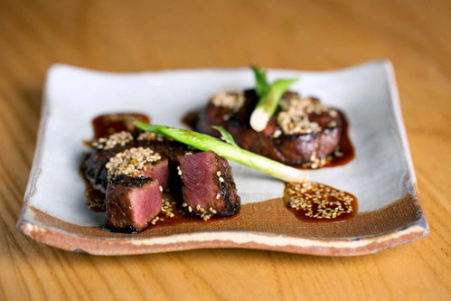 Scharfes Tenderloin mit Sesame, roten Chilis und süßer Soja Sauce.