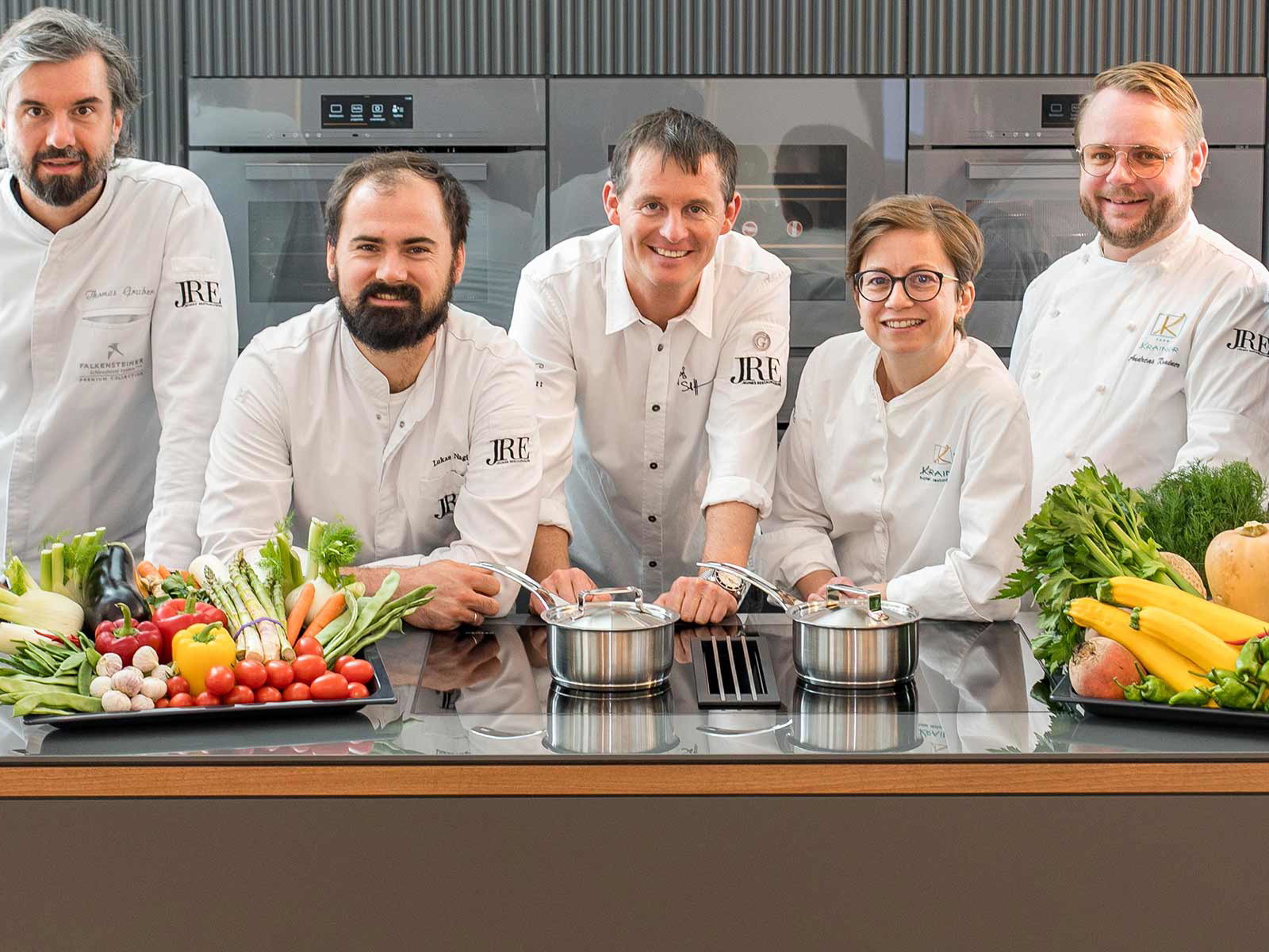 Die Jeunes Restaurateurs Stefan Eder, Thomas Gruber, Lukas Nagl, Josef Steffner, Astrid und Andreas Krainer sowie Andreas Döllerer