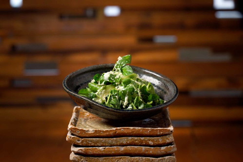 »ZUMA« Salat mit Spargel, Tomaten und Miso-Dressing.