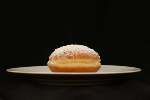 PLATZ 1 – 93,5 PUNKTE Marillen-Krapfen der Kurkonditorei Oberlaa Preis/Stück: 1,90 € Schöner, gleichmäßiger Kragen; frischer typisch heftiger Duft; flaumiger Teig, weiche Textur, stimmiges Geschmacksbild; Marmelade ist nicht zu süß, erfrischende Säure, fruchtig und gut balanciert.