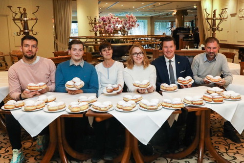 Die Jury (v.l.): Steirereck-Pâtissier Pascal Rauwolf, Koch und Diplomsommelier Benedikt Brunmayer, Opensense-Sensorikerin Romana Fertl, FALSTAFF-Redakteurin Marion Topitschnig , FnB-Director des »Grand Hotels« Thomas Verschnik, und FALSTAFF-Chefredakteur Bernhard Degen.