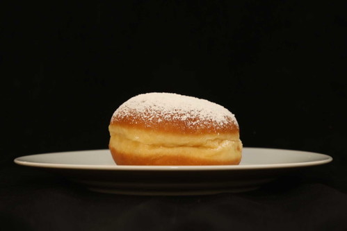 PLATZ 2 – 93 PUNKTE Marillenkrapfen aus der Hofer Backbox Hergestellt von: Kuchen-Peter Backwaren GmbH Preis/Stück: 0,59 € Gleichmäßiger Kragen, schöne Färbung; frischer Hefeduft; gleichmäßige Porung, flaumig, angenehmes Mundgefühl, kompakte Kruste; Marmelade ist eingedickt aber fruchtig und mit stimmigem Süße/Säure-Spiel.