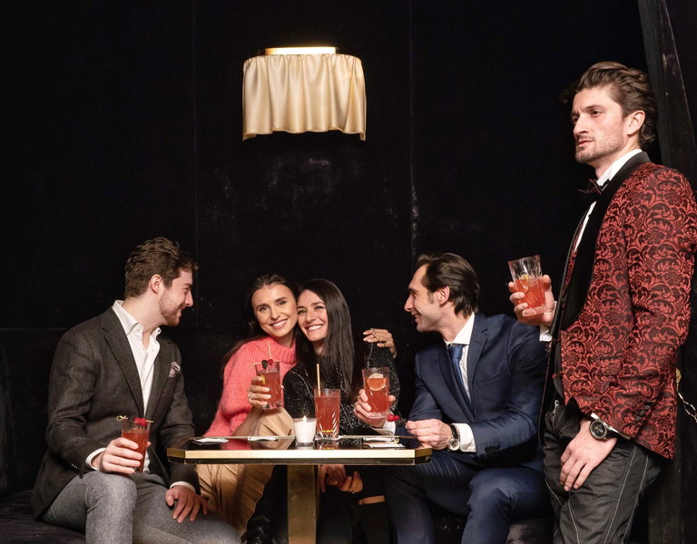 Barkeeper Thomas Marschalek und die Staatsopernkünstler Josh Lovell, Valentina Naforniţă, Ketevan Papava, Mihail Sosnovschi und Eno Peci.