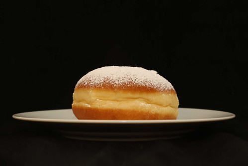 PLATZ 3 ex aequo – 92,5 PUNKTE Ströck Krapfen Preis/Stück: 1,18 € Dunkel gebacken, vergleichsweise groß mit breitem Kragen; frisches Duftbild; flaumiger, feinporiger Teig, röstig-geschmackvolle Rinde, dezente Zitrusaromen; Marmelade ist recht flüssig, süß und fruchtig.