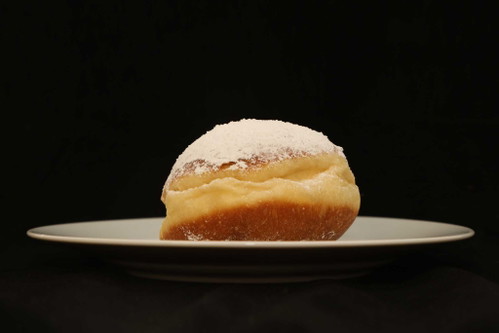 PLATZ 3 ex aequo – 92,5 PUNKTE Der Mann Krapfen Preis/Stück: 1,15 € Breiter, leicht faltiger Kragen, schöne Färbung; frisches Duftbild mit dezenten Vanillenoten; feine Poren, etwas trockenes Mundgefühl, aber guter Biss; etwas weniger Marmelade, süß, wird aber von Säure getragen.
