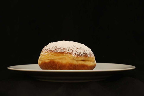 PLATZ 5 – 92 PUNKTE AIDA Krapfen Preis/Stück: 1,50 € Dunkel gebacken, Kragen etwas faltig; Aromen nach Vanille und Hefe, leicht fettige Anklänge; flaumiger Teig, stimmiges Geschmacksbild; Marmelade süß, aber fruchtig.