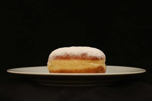 PLATZ 6 – 91 PUNKTE Felzl Krapfen Preis/Stück: 1,55 € Etwas flach, aber gleichmäßiger Kragen und goldbraune Färbung; frisch-hefige Aromen; großporiger Teig mit vielschichtiger Aromatik, gutes Mundgefühl; Marillen-Marmelade mit stimmigen Rum-Noten, recht flüssig.